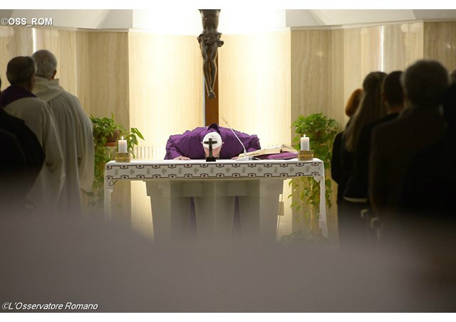 Francisco durante a missa na capela da Casa Santa Marta - OSS_ROM