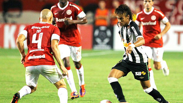 Neymar, na partida do Santos contra o Internacional (Foto: Edison Vara / Reuters)