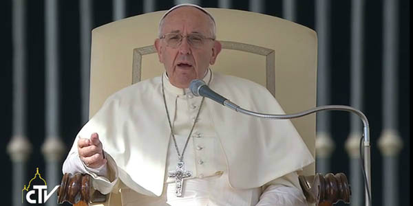 Papa Francisco durante Audiência Geral na Praça São Pedro