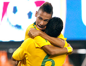 Neymar comemorando com André Santos (6) o seu
gol contra a seleção dos EUA (Foto: Reuters)