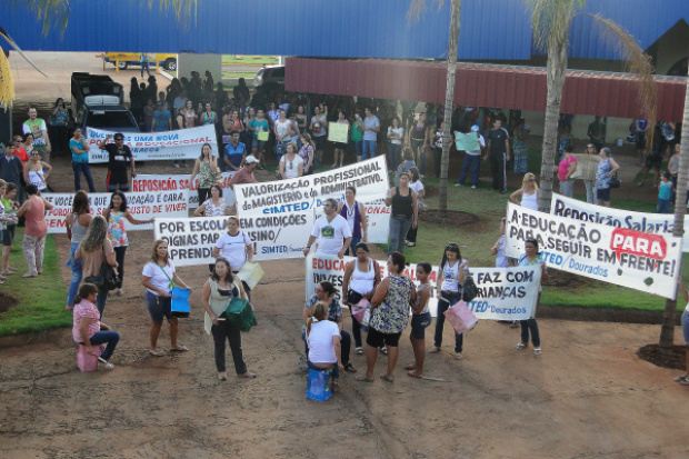 Professores durante protesto na semana passada em frente a prefeitura. (Foto: Jorge Eduardo/OPROGRESSO)
