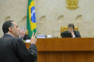 O advogado Luís Roberto Barroso, que defendeu a
liberação do aborto no caso de anencefalia
(ausência de cérebro) (Foto: Elza Fiúza / Agência
Brasil)