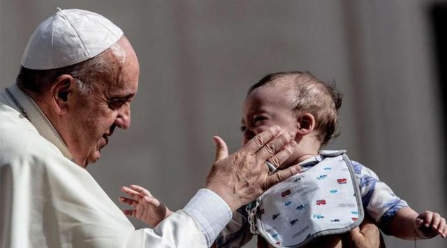 Papa Francisco abençoa uma criança na Praça de São Pedro, no Vaticano. Foto: Daniel Ibáñez / ACI