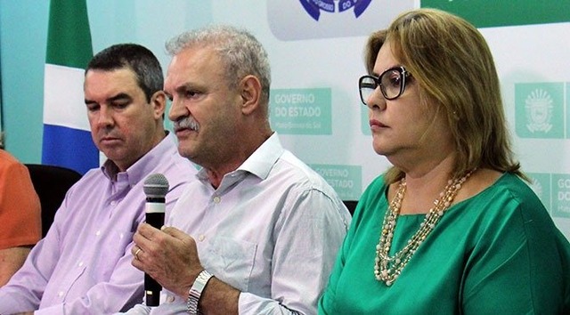 Secretários Eduardo Riedel (Governo), Geraldo Resende (Saúde) e Christine Maymone (adjunta da Saúde)
Foto: Chico Ribeiro