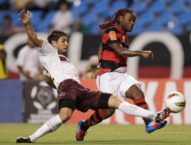 Vagner Love tenta levar o Flamengo ao ataque diante do Lanús, no Engenhão (Foto: AP)