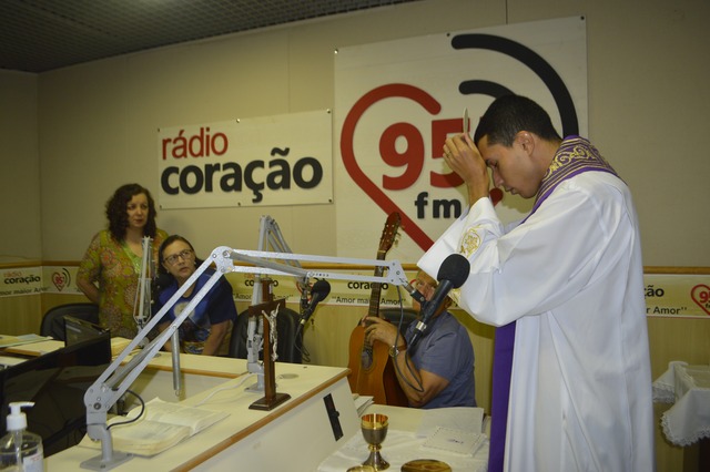 Pe. Everton França Marani, vigário da paróquia Bom Jesus, de Dourados, que presidiu a celebração da l missa com intenção de conter os avanços do Covid 19.