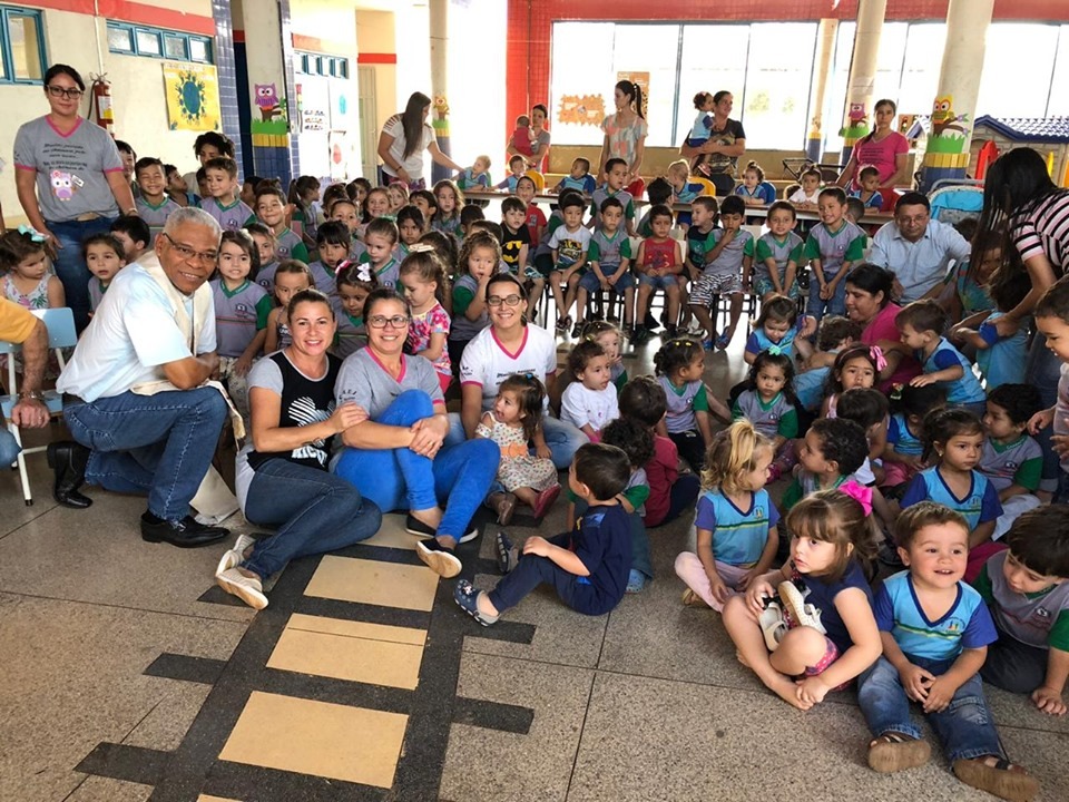 Dom Henrique com crianças durante visita pastoral à cidade de Caarapó. Foto: divulgação/Diocese de Dourados