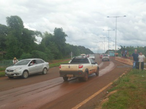 Tráfego de veículos é lento no local (Foto: Gizele Almeida) / Dourados News