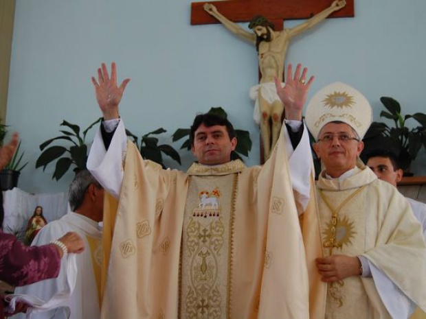 Ordenação do neo-sacerdote José Marcos de Oliveira; veja fotos