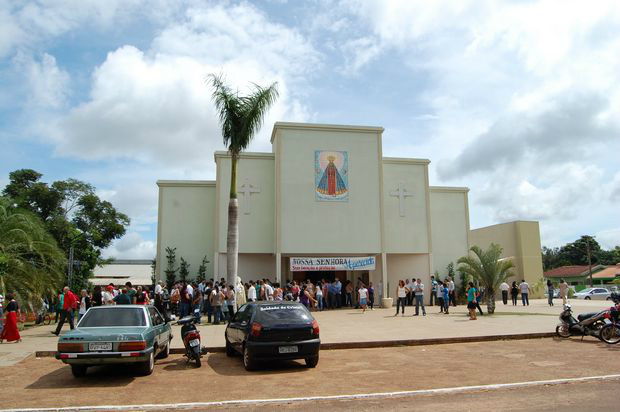 Ordenação do neo-sacerdote José Marcos de Oliveira; veja fotos