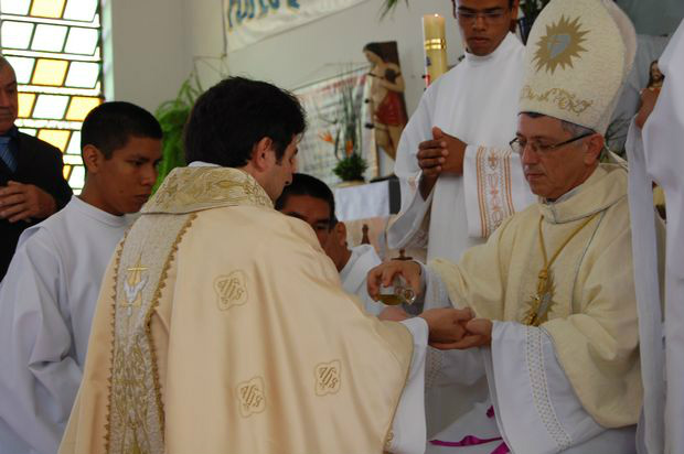Ordenação do neo-sacerdote José Marcos de Oliveira; veja fotos