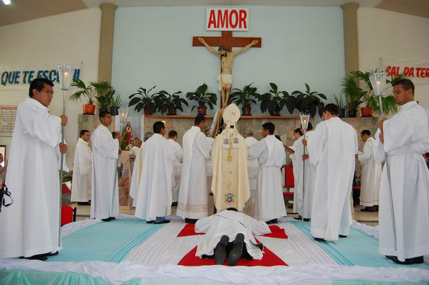 Ordenação do neo-sacerdote José Marcos de Oliveira; veja fotos