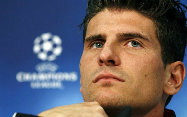 Mario Gómez é o 'intruso' entre Lionel Messi e Cristiano Ronaldo na artilharia da Champions (Foto: AP)