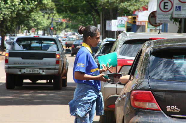 Fotos: A. FrotaMonitoras do sistema rotativo orientam sobre o serviço que começa na segunda-feira