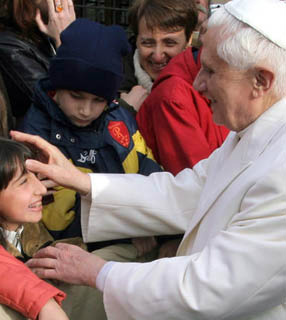 Bento XVI recebe o carinho de crianças e fiéis do mundo inteiro
