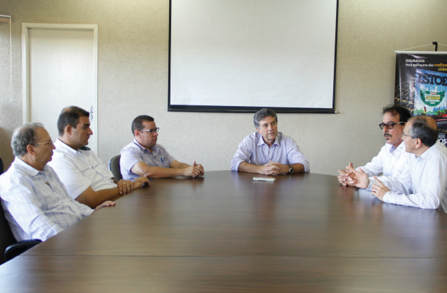 Foto: Chico Leite/Assecom
Prefeito Murilo discute com rotarianos a ampliação da coleta seletiva em Dourados
