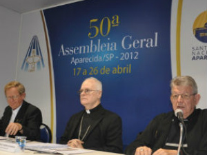 Dom Guilherme Werlang (esq.) acompanhado pelo Cardeal Odilo Pedro Sherer (centro) e Dom Erwin Kräutler em entrevista coletiva nesta segunda-feira, 23