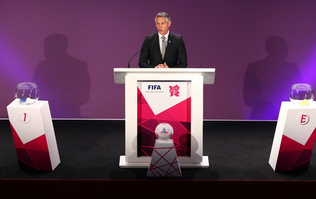 Ex-jogador inglês Gary Lineker foi o anfitrião do sorteio dos grupos em Wembley  (Foto: Getty Images)