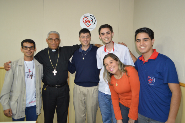 Davi, Dom Henrique, Padre Alexandre, Gabriel Fernandes, Fabiane Vieira e Matheus Dias. Foto: Ozair Sanabria