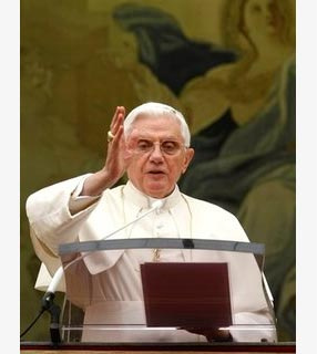 apa abençoa fiéis presentes no Pátio da Residência Pontifícia de Castel Gandolfo 