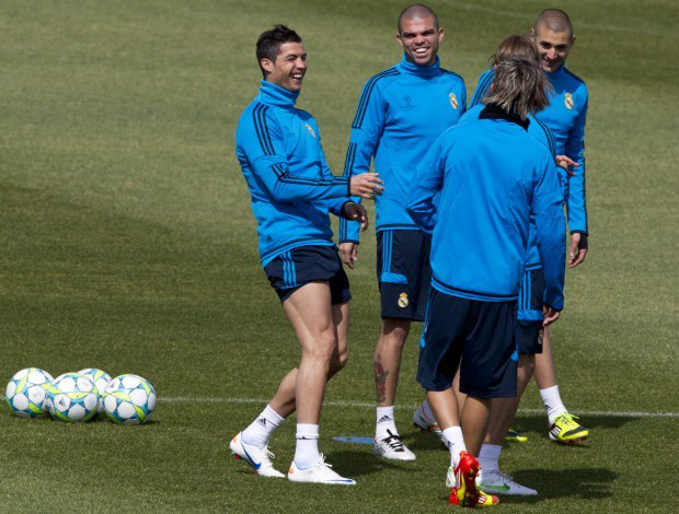 Cristiano Ronaldo sorri em treino do Real Madrid: merengues motivados após vencerem clássico (Foto: AP)