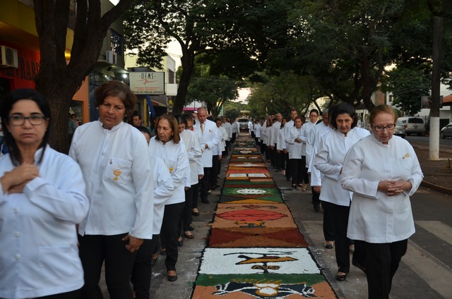 Milhares de fiéis comparecem na catedral para a celebração de Corpus Cristhi