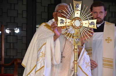  Dom Henrique Aparecido de Lima, bispo da diocese de Dourados que presidu a celebração concelebrada por padres e diáconos.