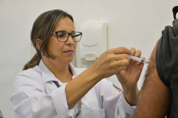 Campanha Nacional de Vacinação contra a gripe, que será realizada entre os dias 23 de abril a 1º de junho em todo país, no Centro de Saúde Pinheiros, região oeste. - Rovena Rosa/Agência Brasil