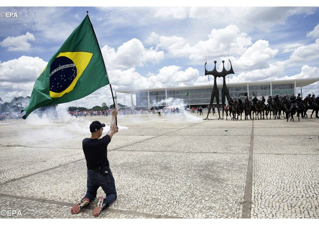 Jovem na Praça dos Três Poderes - EPA