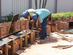 Ao participar de sorteio da CDL, prefeito anunciou conclusão das obras da praça em 40 dias