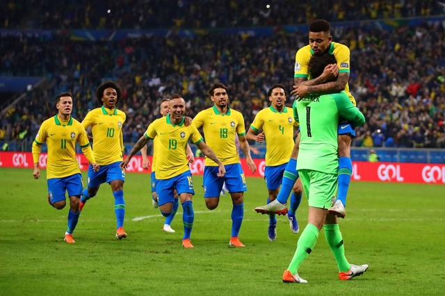 Jogadores da Seleção Brasileira comemoram após derrotarem paraguaios na cobrança das penalidades máximas - 27/06/2019 (Chris Brunskill/Fantasista/Getty Images)
