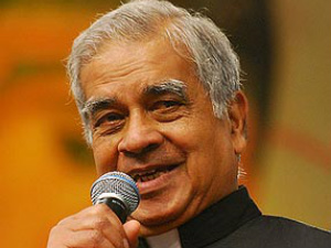Padre Rufus Pereira durante Acampamento de Oração na sede da Comunidade Cançao Nova