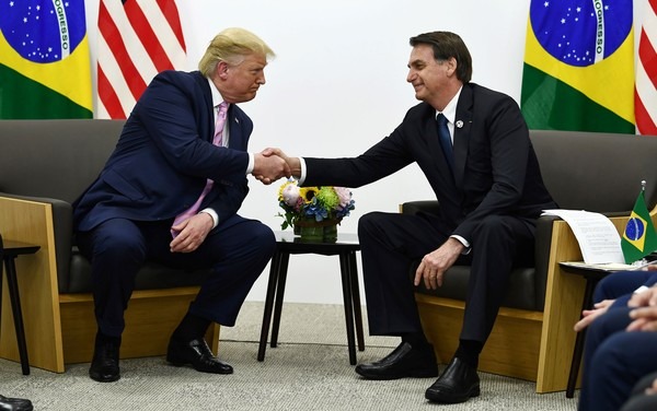 POLÍTICA
Bolsonaro faz reunião com Trump e elogia Espanha por apreender droga
28 junho 2019 - 07h08Por G 1

O presidente do Brasil, Jair Bolsonaro, e o presidente dos EUA, Donald Trump, durante reunião bilateral em Osaka, no Japão - Crédito: Brendan Smialowski / AFP Photo