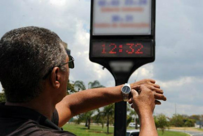 À meia noite do próximo domingo, quem mora nas regiões Sul, Sudeste e Centro-Oeste deve atraser os relógios em uma hora- Foto: Arquivo/Agência Brasil
