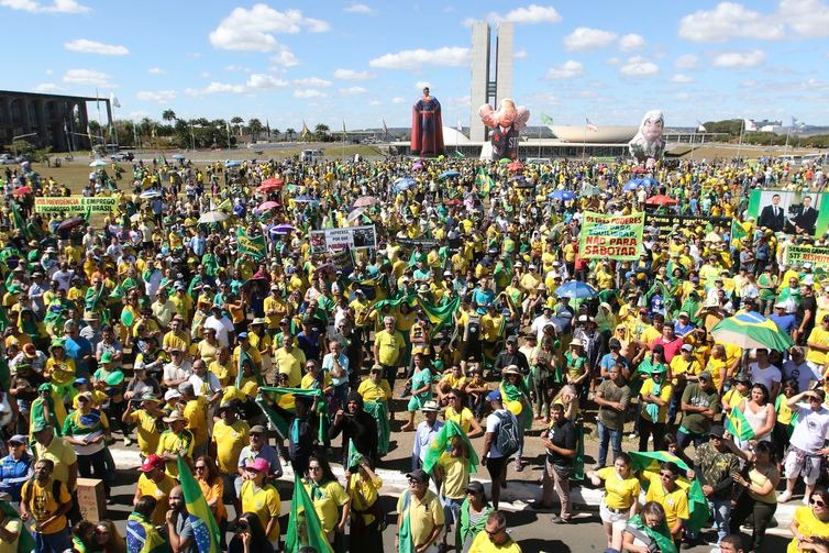 Em Brasília, manifestantes, sob forte calor, foram às imediações do Congresso Nacional e externaram apoio à reforma da Previdência e a outras medidas   (Fabio Rodrigues Pozzebom/Agência Brasil)