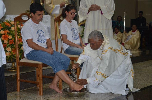 Durante a santa missa, dom Henrique  realizou o rito do Lava-Pés