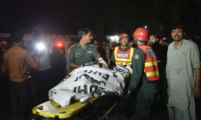 Equipes de resgate retiram corpo da área - ARIF ALI / AFP

Leia mais sobre esse assunto em http://oglobo.globo.com/mundo/atentado-suicida-no-paquistao-deixa-72-mortos-340-feridos-18962338#ixzz44CFsq6Cl 
© 1996 - 2016. Todos direitos reservados a Infoglobo Comunicação e Participações S.A. Este material não pode ser publicado, transmitido por broadcast, reescrito ou redistribuído sem autorização. 
