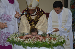 Momento que dom Henrique batiza o bebê Beijamim  