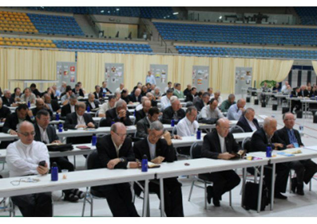 Assembleia será realizada de 6 a 15 de abril em Aparecida. Na foto, o primeiro da esquerda para direita, é nosso bispo emérito Dom Redovino Rizzardo.