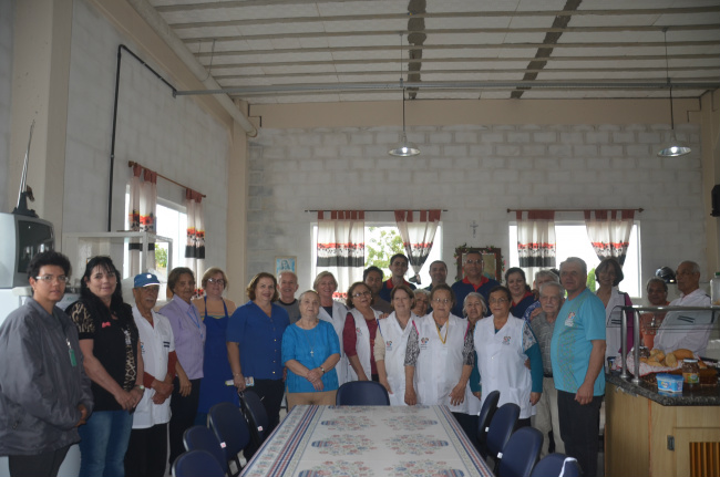 Equipe da Rádio Coração formada por diretores e funcionários também visitaram a equipe de voluntários do Pequeno Cotolengo. Foto: Estanislau Sanabria