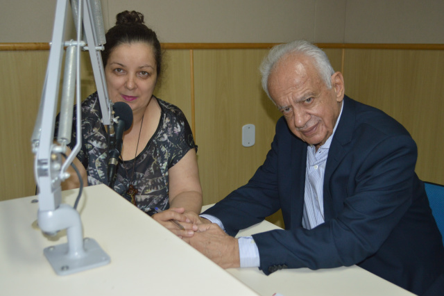 Comunicadora Ozair Sanábria com o ex-Senador Pedro Simon, no estúdio da Rádio Coração FM, em Dourados 