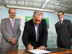 À esquerda, o novo secretário da Sejusp, José Carlos Barbosa, com o governador do Estado, Reinaldo Azambuja (PSDB) e o ex-secretário Silvio Maluf. (Foto: Fernando Antunes)