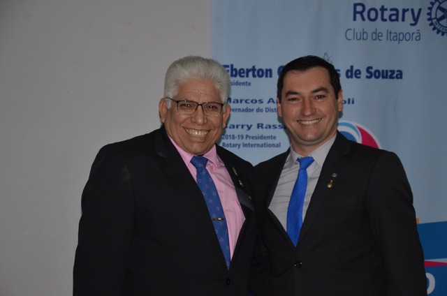 Argemiro C. Almeida(Esq) que assume a presidencia do Rotary Club para o ano rotário 2019-20 presidente do ano 2018/2019 e Eberton Gonçalves de Souza(Dir) que entregou após a  presidência no ano 2018/2019.	