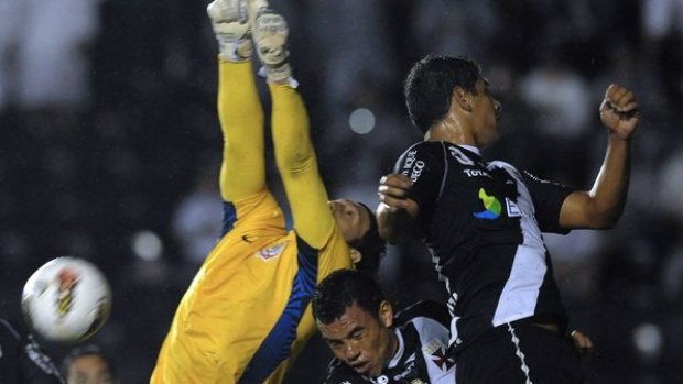 Disputa de bola na área do Corinthians, no jogo contra o Vasco, pela Libertadores, em São Januário, no Rio de Janeiro (Vanderlei Almeida/AFP) 
