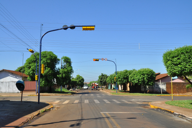 Semáforo instalado na Rua Raul Frost esquina com W-17 Dourados vai dar mais segurança ao trânsito. Foto: A. Frota