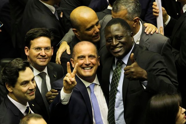 O ministro da Casa Civil, Onyx Lorenzoni, e o deputado federal Hélio Bolsonaro, durante a sessão de discussão da proposta de emenda à Constituição (PEC) que reforma a Previdência. - Fabio Rodrigues Pozzebom/Agência Brasil