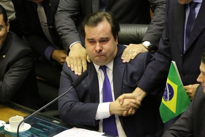 O presidente da Câmara, Rodrigo Maia, se emociona durante comemoração da aprovação do texto-base da reforma da Previdência na Câmara dos Deputados - Fabio Rodrigues Pozzebom/Agência Brasil