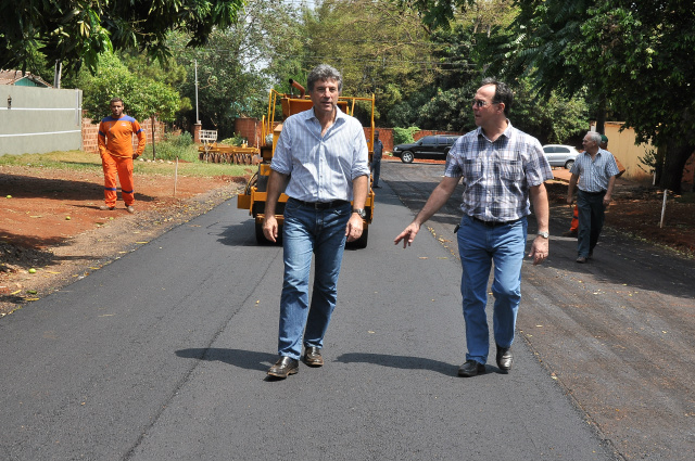 Prefeito Murilo vistoria obra de asfalto; investimento em infraestrutura favorece o desenvolvimento econômico e melhora a vida da população

 

Fotos: A. Frota
