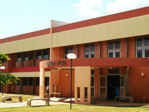 Alunos da Universidade Federal da Grande Dourados ficam sem aula devido a paralisação nacional dos professores. foto - Hédio Fazan
