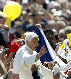 Reuters
Junto aos fiéis e peregrinos reunidos na Praça São Pedro, o Papa deu continuidade ao ciclo de catequeses sobre a oração